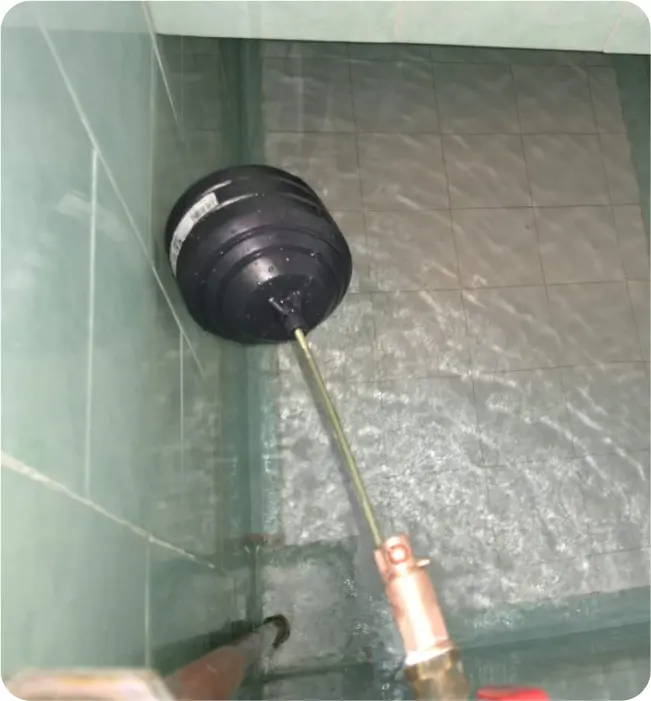 Cisterna en proceso de llenado después de la limpieza de cisternas y tinacos en Tláhuac