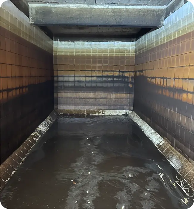 Cisterna sucia antes de comenzar el lavado de cisternas y tinacos en Coacalco