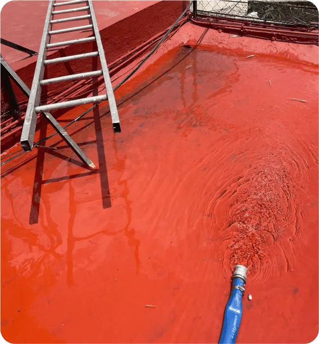 Extracción de agua sucia durante el lavado de cisternas y tinacos en Huehuetoca