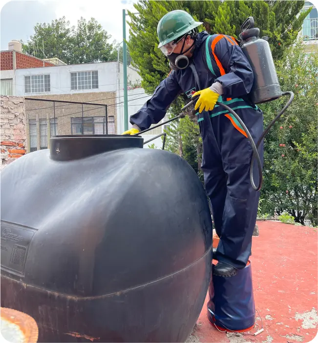 Operador realiza una desinfección durante el lavado de cisternas y tinacos en Cuautitlán
