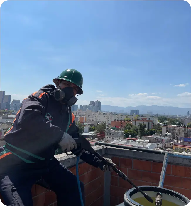 Operador de Lucky Clean enjuaga un tinaco de plástico durante el servicio de lavado de cisternas y tinacos en la alcaldía Álvaro Obregón