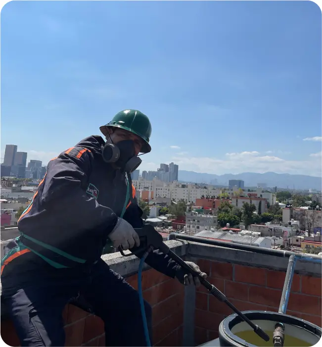 Operador enjuaga un tinaco durante la limpieza de cisternas y tinacos en Cuajimalpa de Morelos