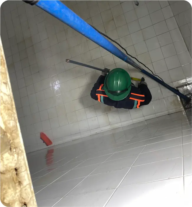 Operador realiza una extracción de agua durante el lavado de cisternas y tinacos en Cuautitlán