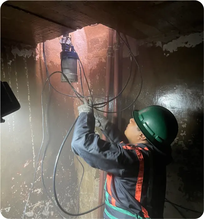 Operador prepara la herramienta de extracción para un lavado de cisternas y tinacos en Tecámac