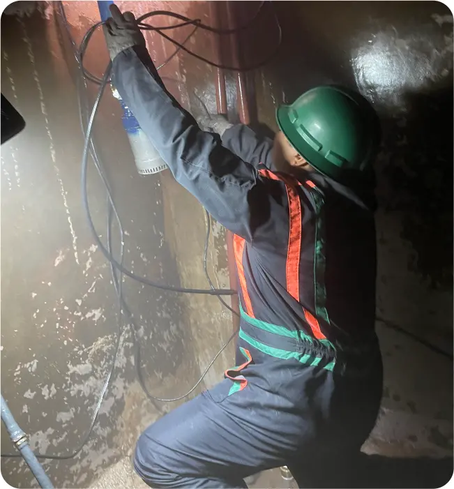 Operador prepara la herramienta de succión durante el lavado de cisternas y tinacos en Iztapalapa