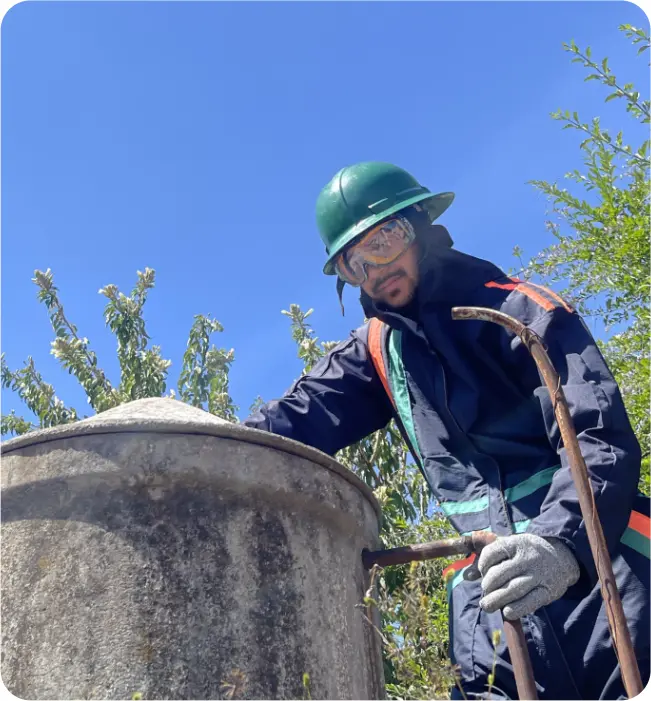 Operador preparándose para realizar un lavado de cisternas y tinacos en Tlalpan