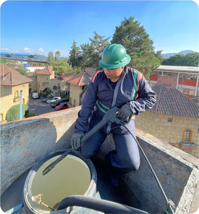 Operado realiza enjuague durante el lavado de cisternas y tinacos en Melchor Ocampo