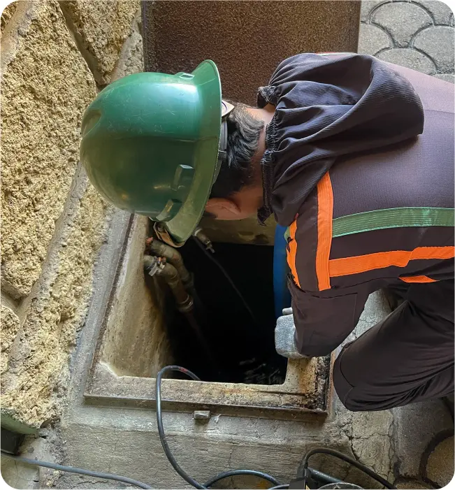 Operador realiza el llenado de cisterna durante el servicio de lavado de cisternas y tinacos en Xochimilco
