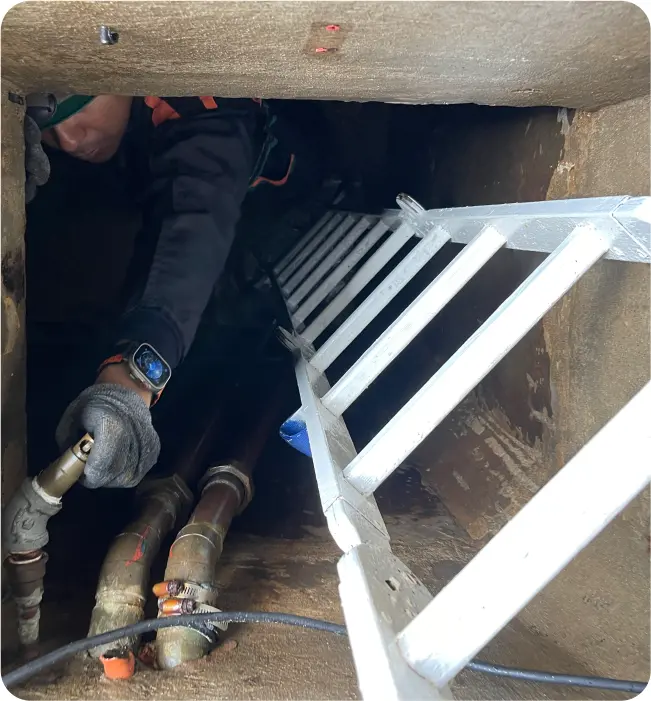 Operador realiza una revisión de accesorios durante el lavado de cisternas y tinacos en San Mateo Atenco