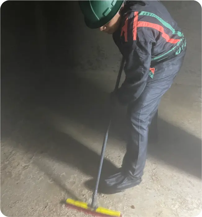 Operador realiza un tallado a cisterna durante el lavado de cisternas y tinacos en Tepotzotlán