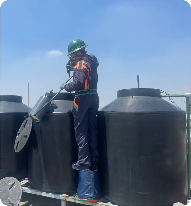 Operador realizando una desinfección durante la limpieza de cisternas y tinacos en Chimalhuacán