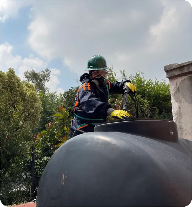 Operador realizando un enjuague durante el lavado de cisternas y tinacos en Chalco
