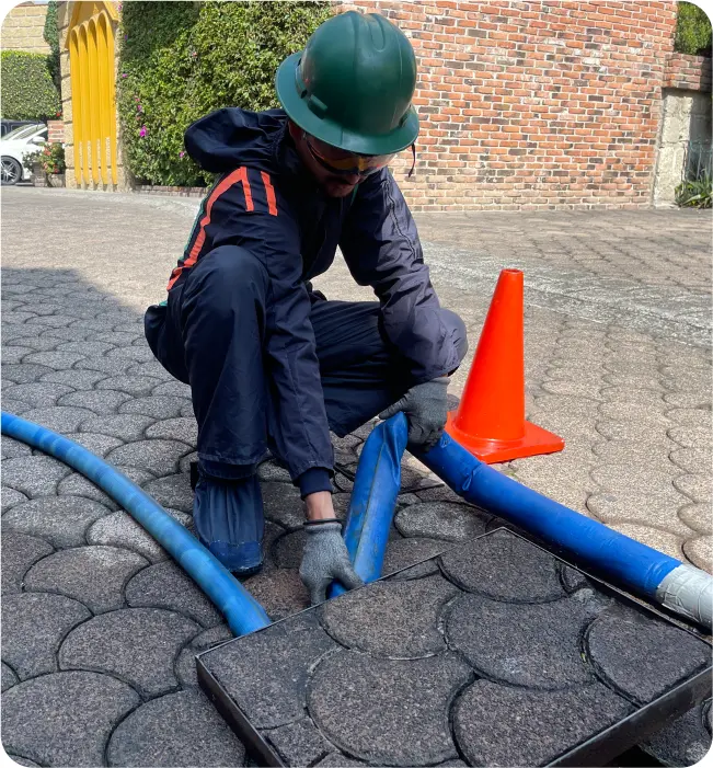 Operador realizando una limpieza de cisternas en Ixtapaluca
