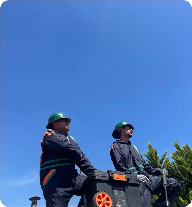 Operadores junto con sus herramientas antes del lavado de tinacos en Miguel Hidalgo