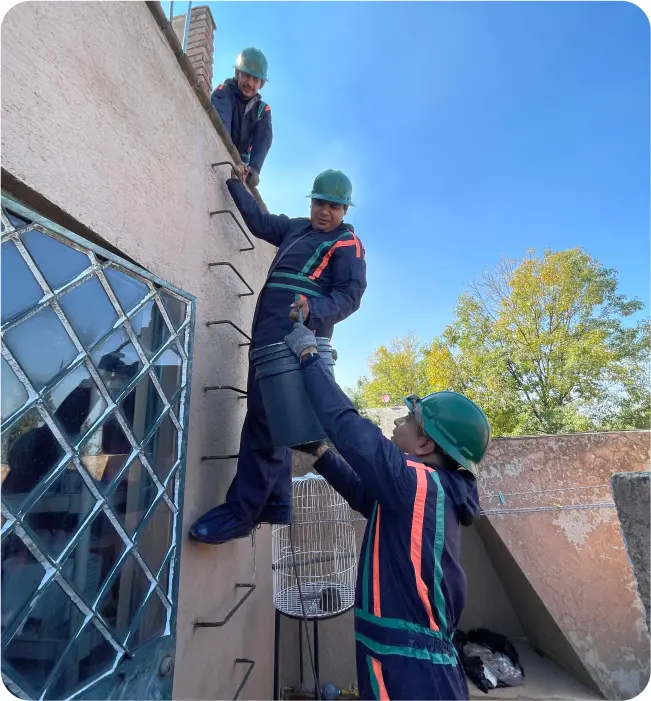 Operadores preparan herramientas para iniciar el lavado de cisternas y tinacos en Tláhuac