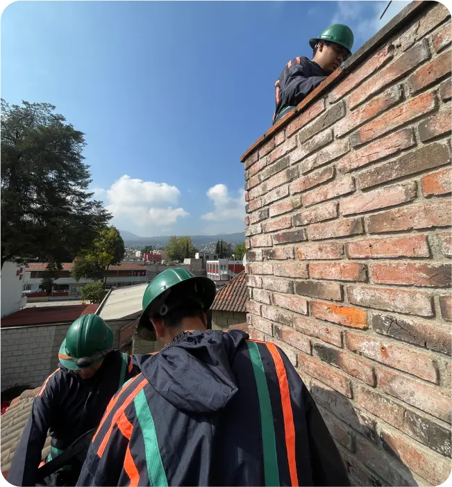 Operadores preparan las herramientas para un lavado de cisternas y tinacos en Lerma