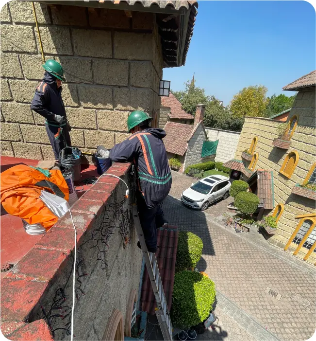 Operadores preparan las herramientas para el lavado de cisternas y tinacos en San Mateo Atenco