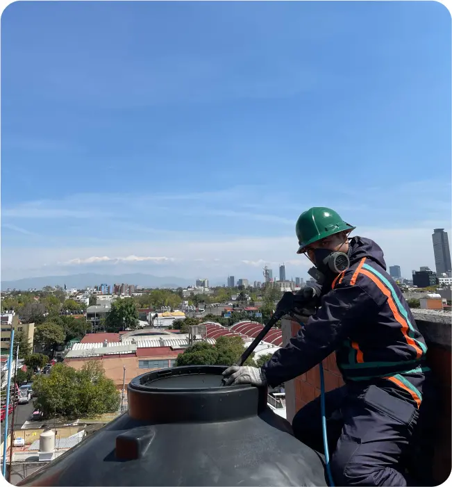 Técnico enjuaga un tinaco durante el lavado de tinacos y cisternas en Cuajimalpa de Morelos