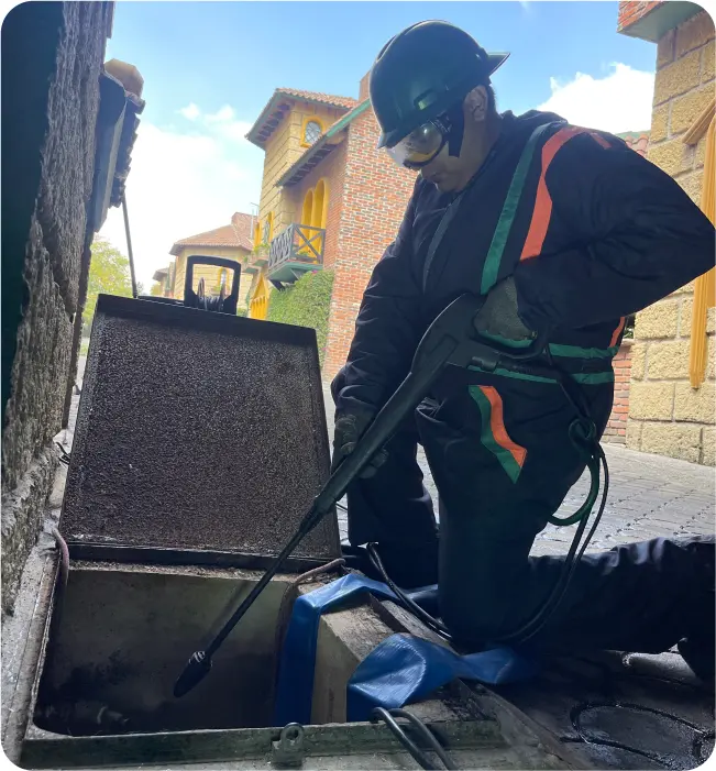 Técnico realiza un enjuague durante el lavado de cisternas y tinacos en Huixquilucan