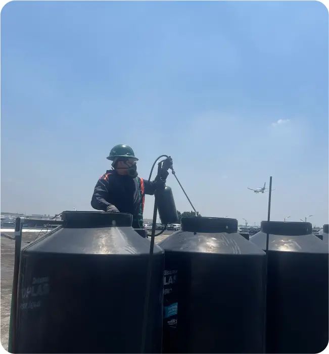 Técnico realiza enjuague a tinacos durante la limpieza de cisternas y tinacos en Ecatepec de Morelos