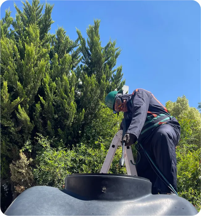 Técnico realiza enjuague a tinacos durante la limpieza de cisternas y tinacos en Tlalpan