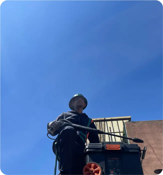 Técnico preparado para hacer un lavado de cisternas y tinacos en Cuauhtémoc