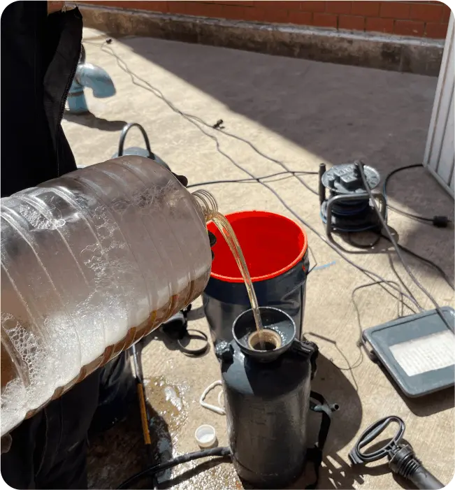 Técnico preparando los químicos para una limpieza de cisternas y tinacos en Metepec