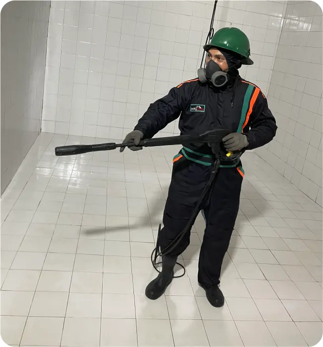 Técnico realiza un enjuague a cisterna durante el lavado de cisternas y tinacos en Álvaro Obregón