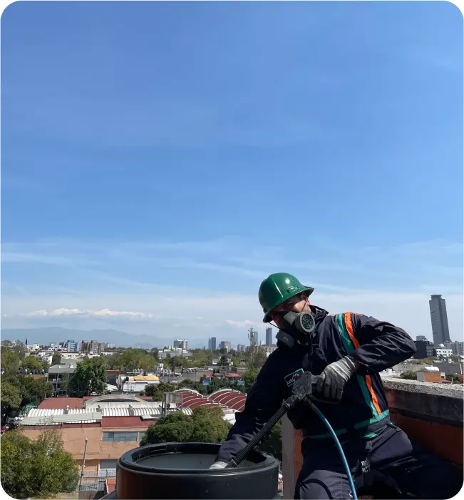 Técnico realiza enjuague a tinacos durante la limpieza de cisternas y tinacos en Texcoco