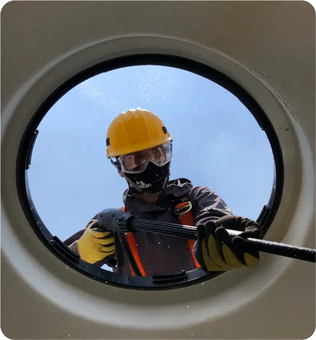 Técnico realiza enjuague desde el exterior de un tinaco durante la limpieza de tinacos y cisternas en Milpa Alta