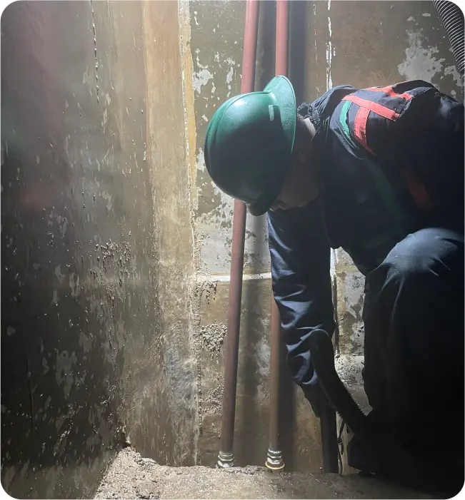 Técnico realiza revisión del interior durante el servicio de lavado de cisternas y tinacos en Xochimilco