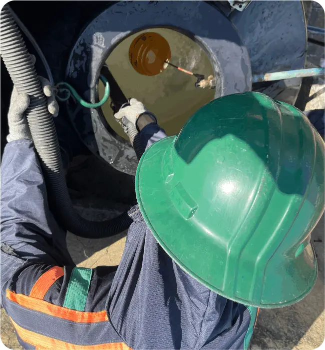 Técnico realizando una extracción de sedimentos durante el lavado de cisternas y tinacos en Acolman