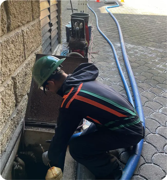 Técnico revisa accesorios durante el lavado de cisternas y tinacos en Nicolás Romero