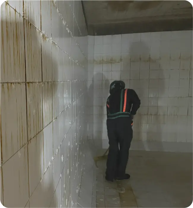Técnico realiza un tallado con jabón durante la limpieza de cisternas y tinacos en Metepec
