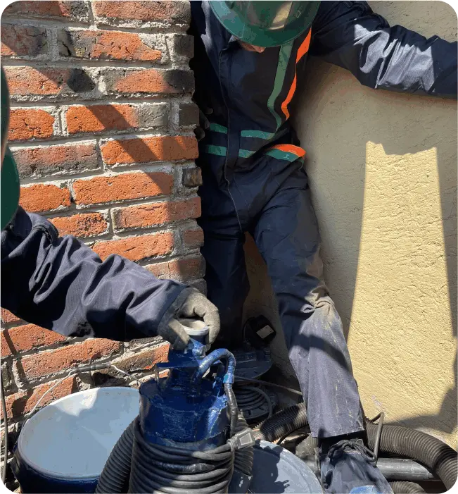 Técnicos preparan la herramienta de extracción de sedimentos para el lavado de cisternas y tinacos en Tecámac