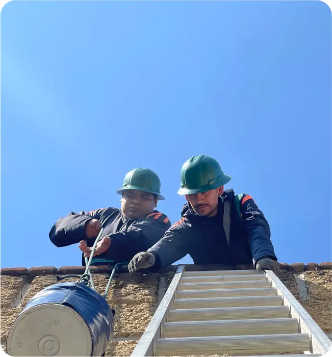 Técnicos preparan herramientas para la limpieza de tinacos y cisternas en Iztacalco