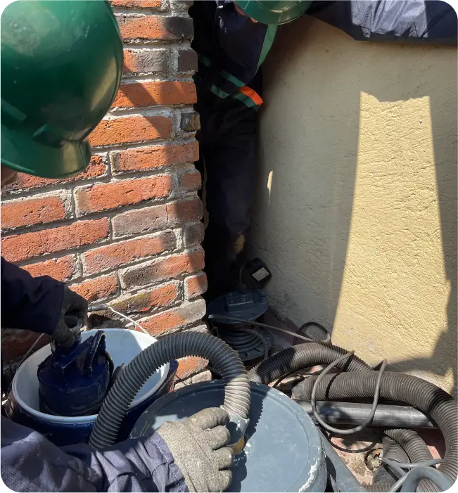 Técnicos preparan los materiales para el lavado de tinacos y cisternas en Iztacalco