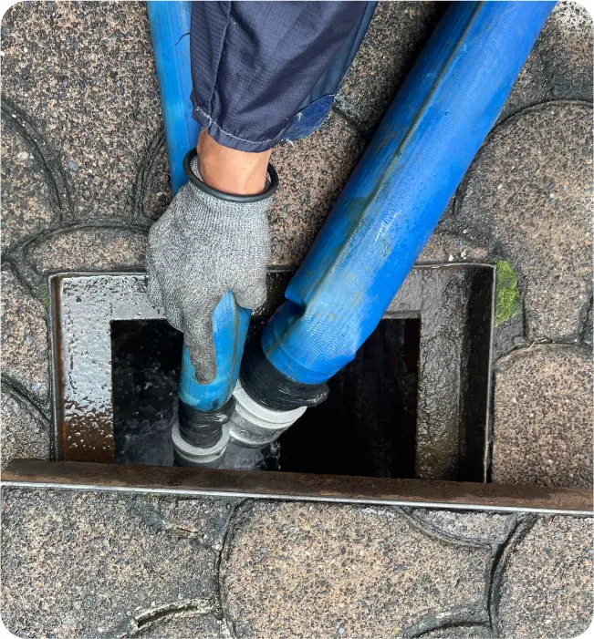 Técnicos realizan un llenado de agua a cisterna durante el lavado de cisternas y tinacos en Texcoco