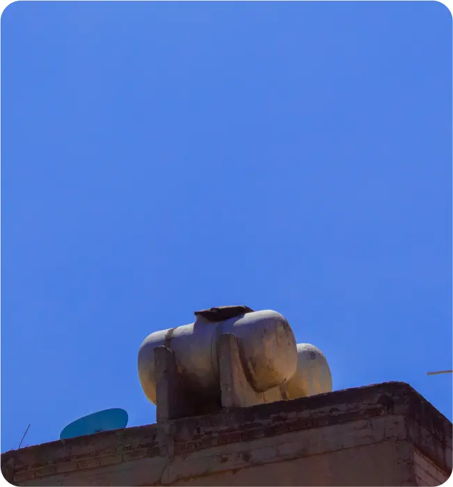Tinaco de asbesto sucio antes de la limpieza de tinacos en Miguel Hidalgo