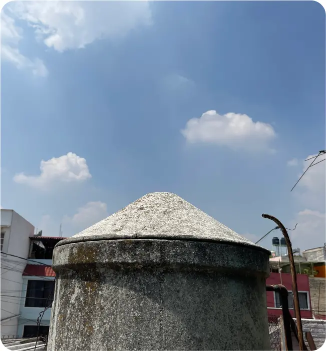 Tinaco de concreto antes de la limpieza de cisternas y tinacos en Cuautitlán