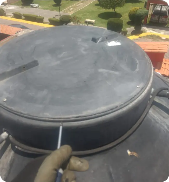 Tinaco sucio antes del lavado de tinacos y cisternas en Tláhuac