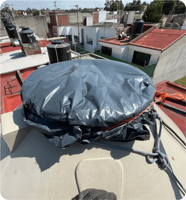 Tinaco sin tapa y sucio antes de la limpieza de cisternas y tinacos en Nezahualcóyotl