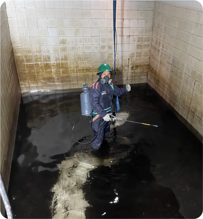 Operador desinfectando una cisterna durante el lavado de cisternas y tinacos en Azcapotzalco