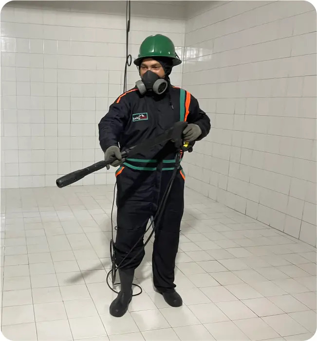 Operador enjuagando una cisterna durante la limpieza de cisternas y tinacos en Azcapotzalco