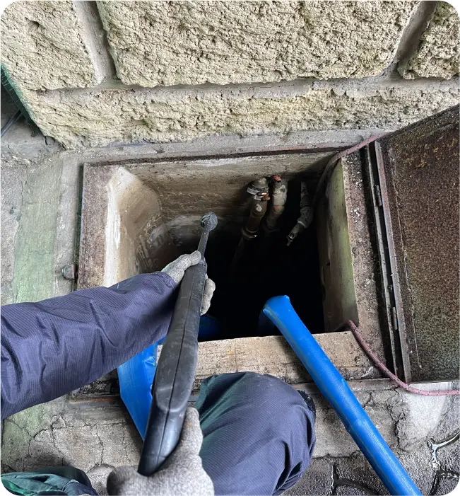 Operador realiza un enjuague a cisterna durante el lavado de cisternas y tinacos en Toluca
