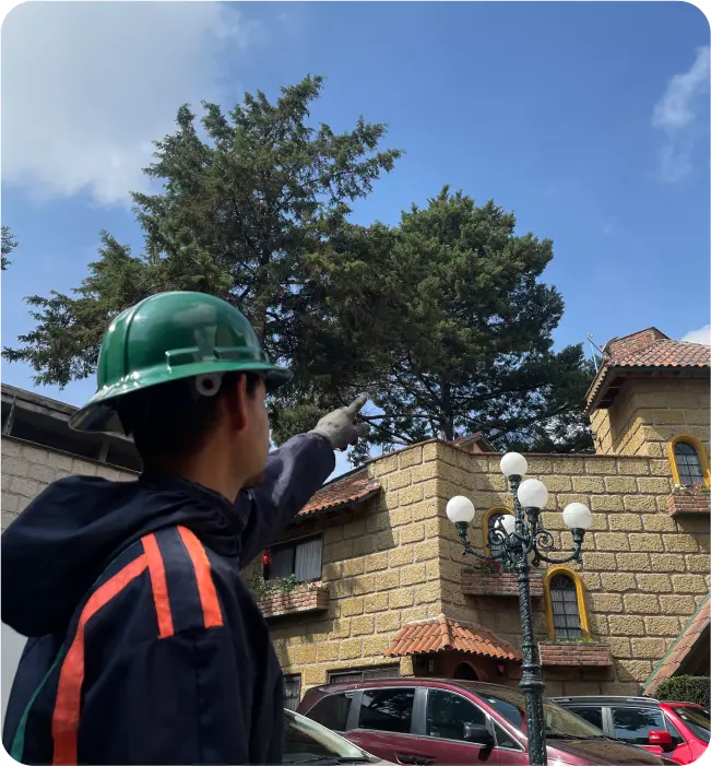 Operador preparándose para el lavado de tinacos y cisternas en Tultitlán