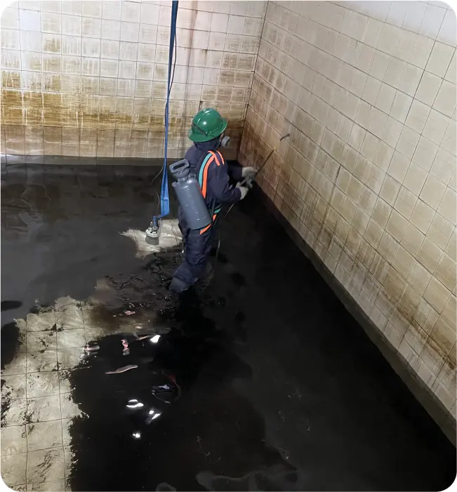 Operador realiza una desinfección a una cisterna sucia durante el lavado de cisternas en Zumpango
