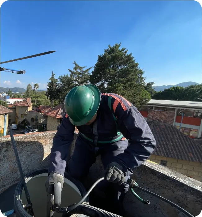 Operador realiza enjuague durante la limpieza de cisternas y tinacos en Tlalnepantla de Baz