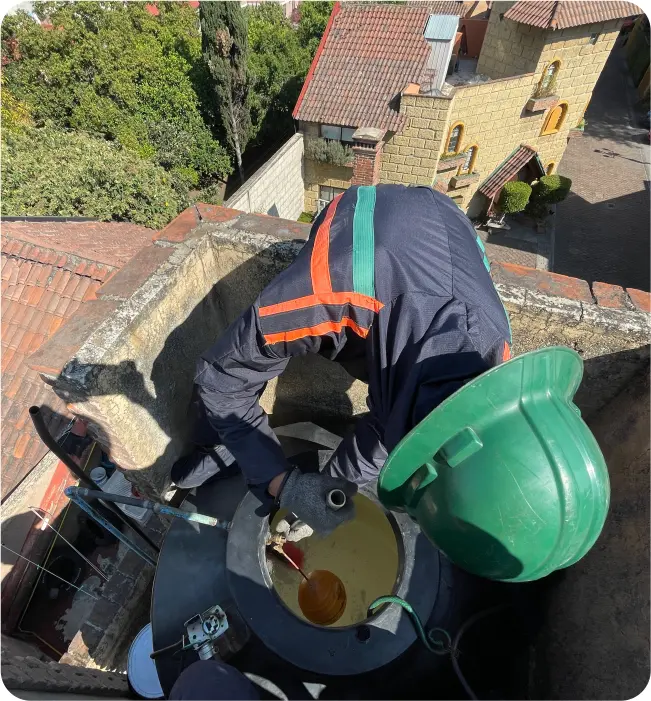 Operador realiza un tallado a tinaco durante la limpieza de cisternas y tinacos en Toluca