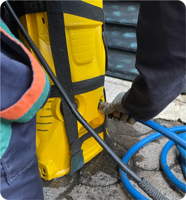 Técnico conecta herramienta de enjuague para el lavado de cisternas y tinacos en Tlalnepantla de Baz